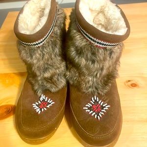 Minnetonka sz 8 super cute. Still has the tags stuck on the bottom.